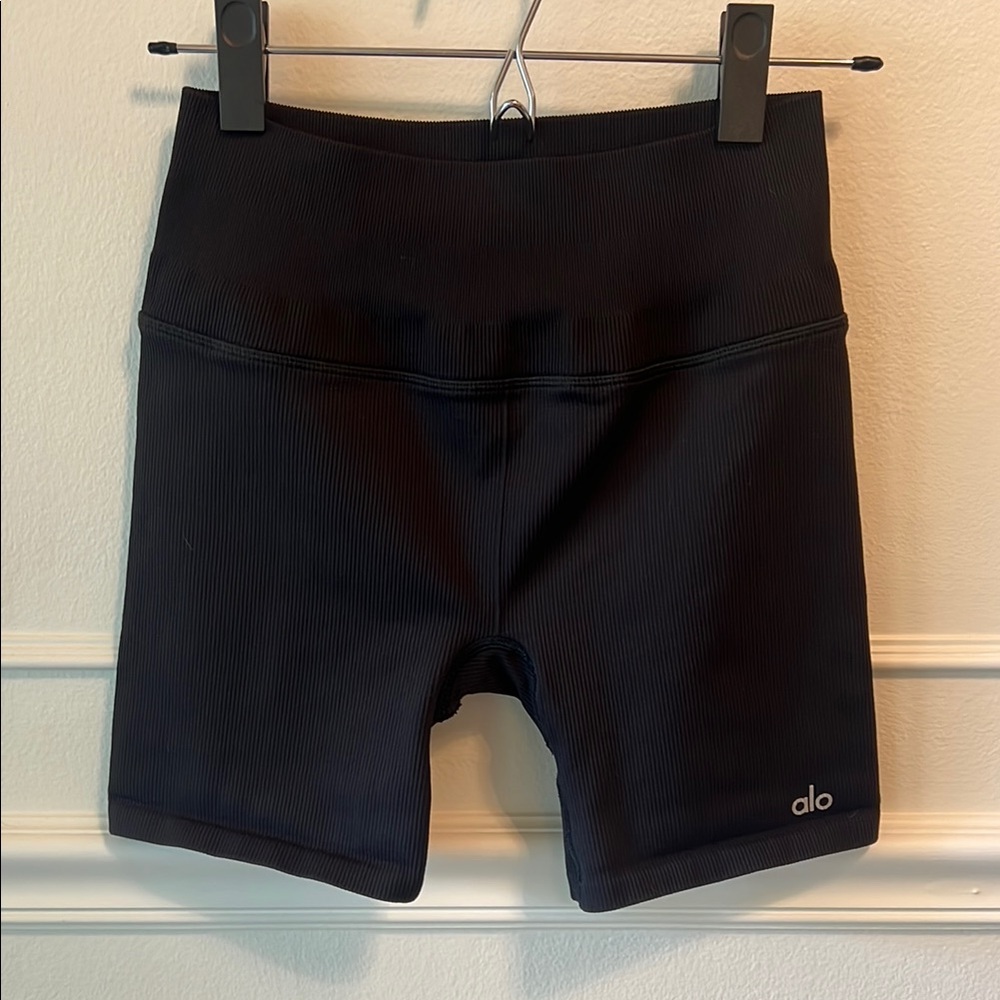 Alo Yoga Black Ribbed Bike Shorts Size Small preowned